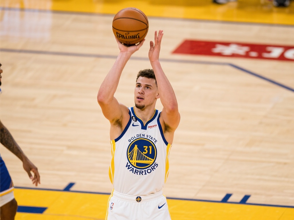 半场绝杀三分!波杰姆斯基神级表现 波杰姆斯基作为勇士队的新秀球员,近年来逐